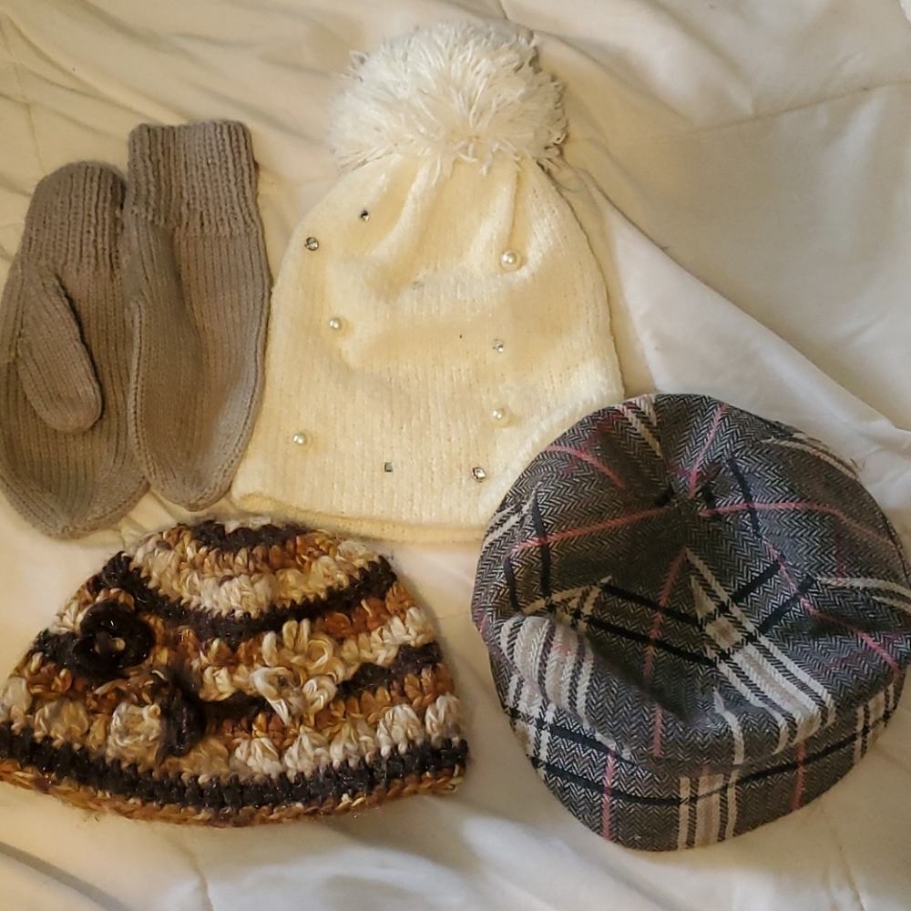 Lot of hats and 1 pair of glove